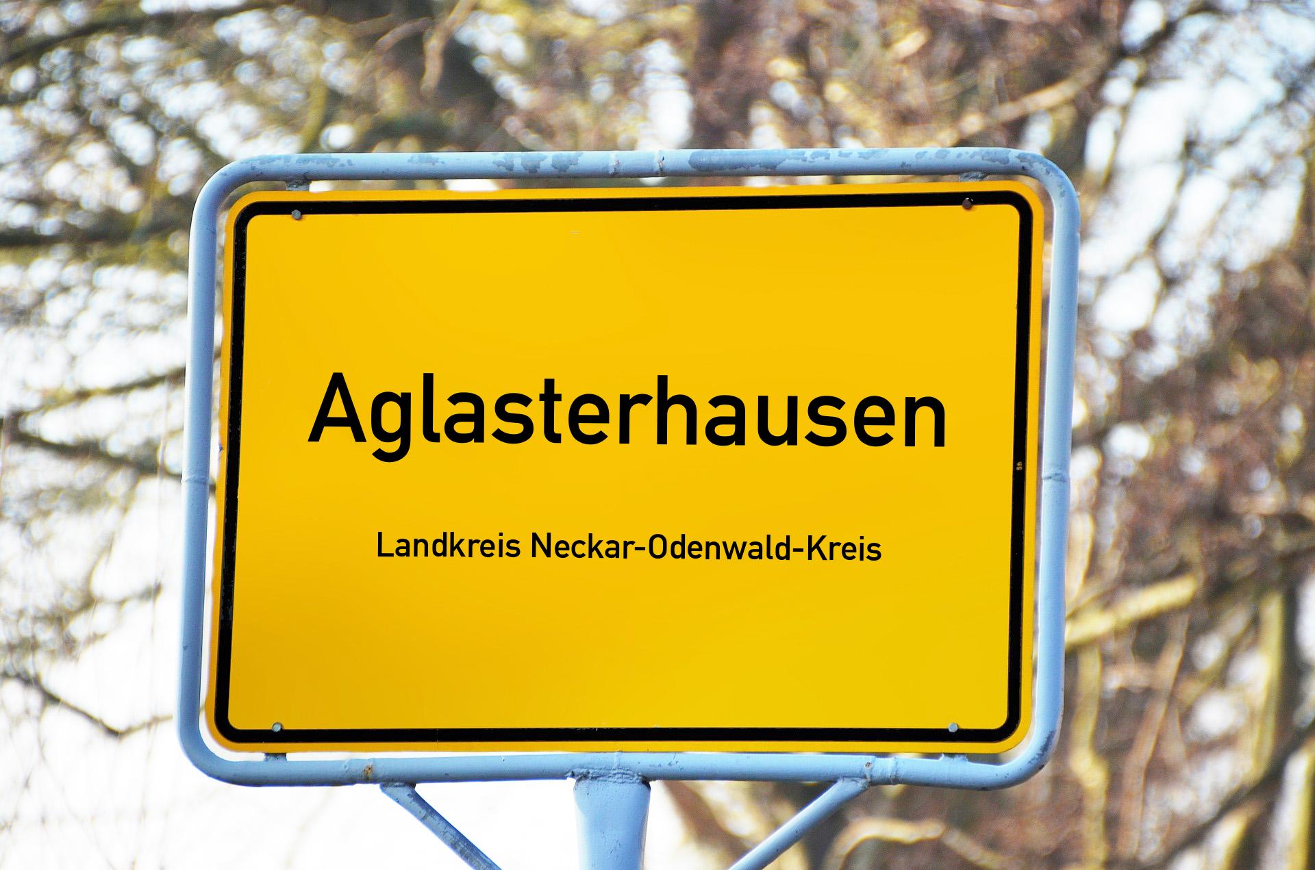 Ortsschild mit Aufschrift Aglasterhausen