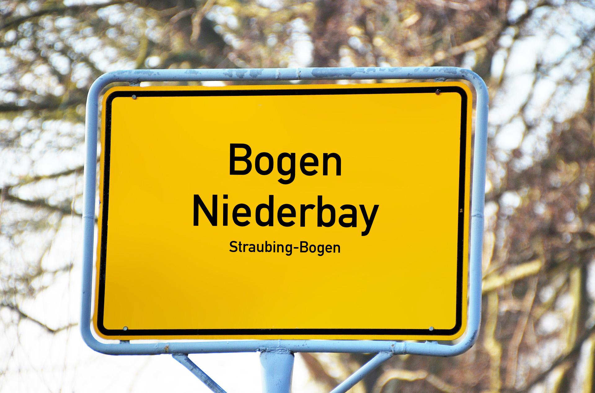 Ortsschild mit Aufschrift Bogen Niederbay