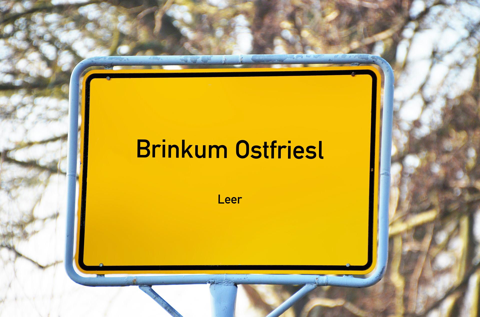 Ortsschild mit Aufschrift Brinkum Ostfriesl
