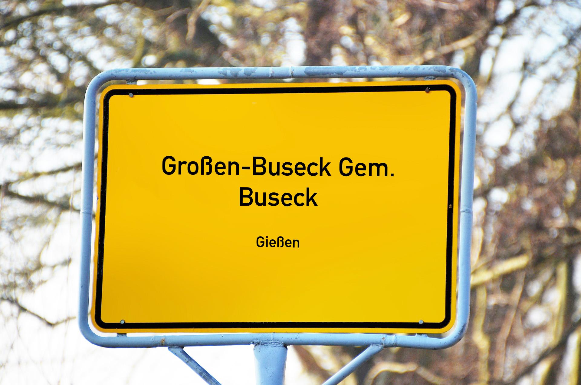 Ortsschild mit Aufschrift Großen-Buseck Gem. Buseck