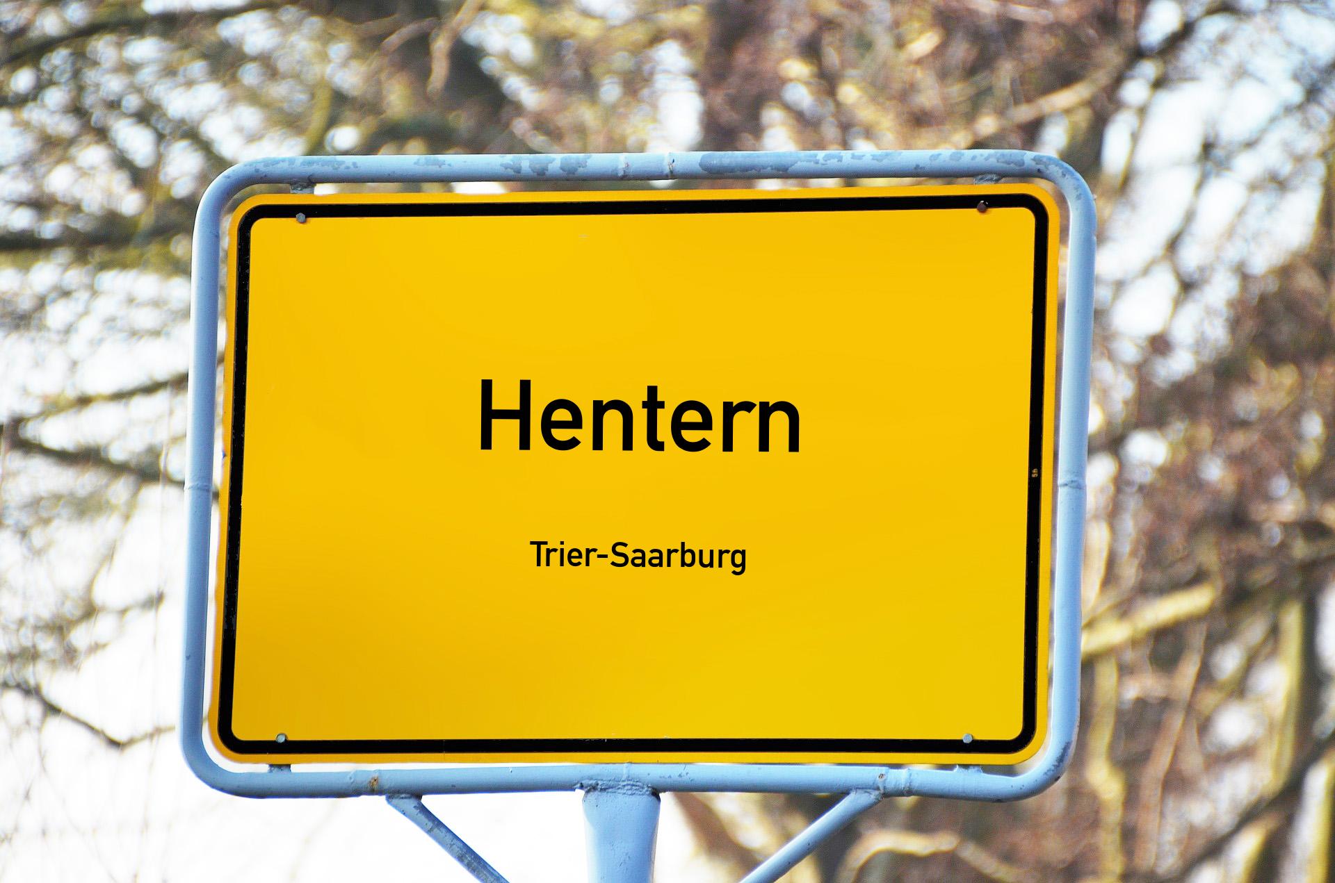 Ortsschild mit Aufschrift Hentern