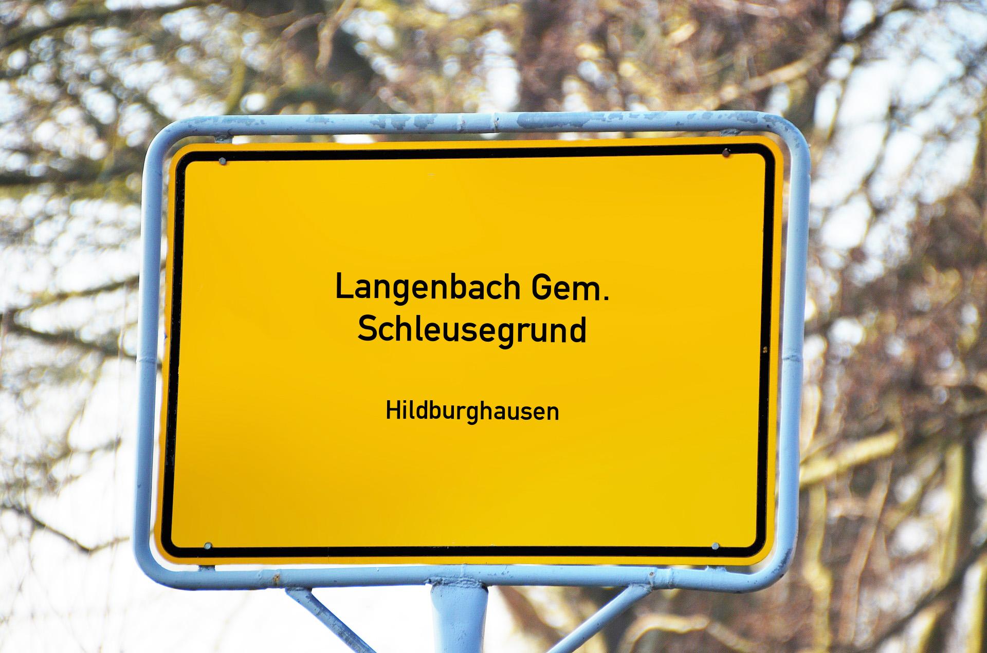 Ortsschild mit Aufschrift Langenbach Gem. Schleusegrund