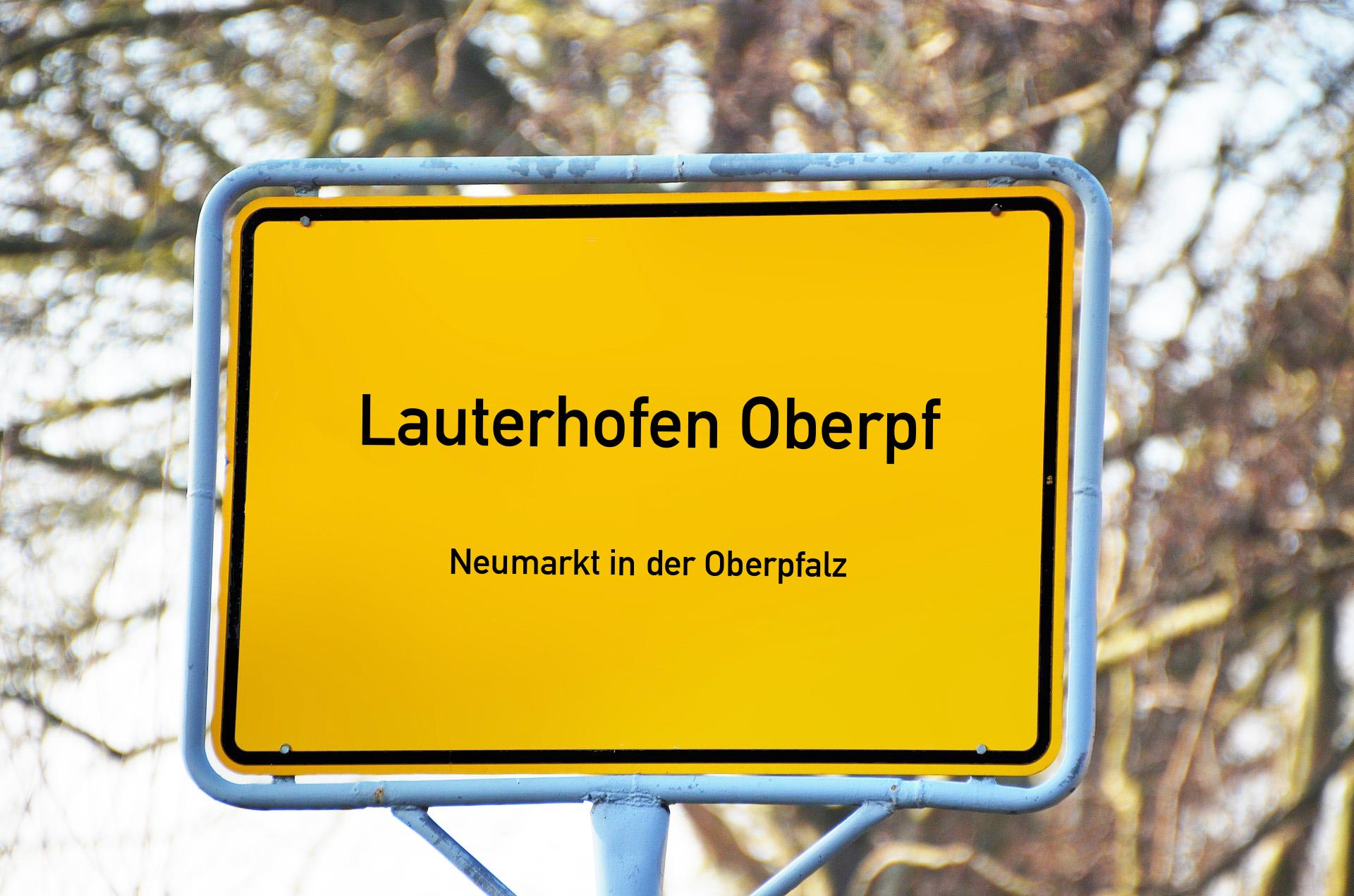 Ortsschild mit Aufschrift Lauterhofen Oberpf