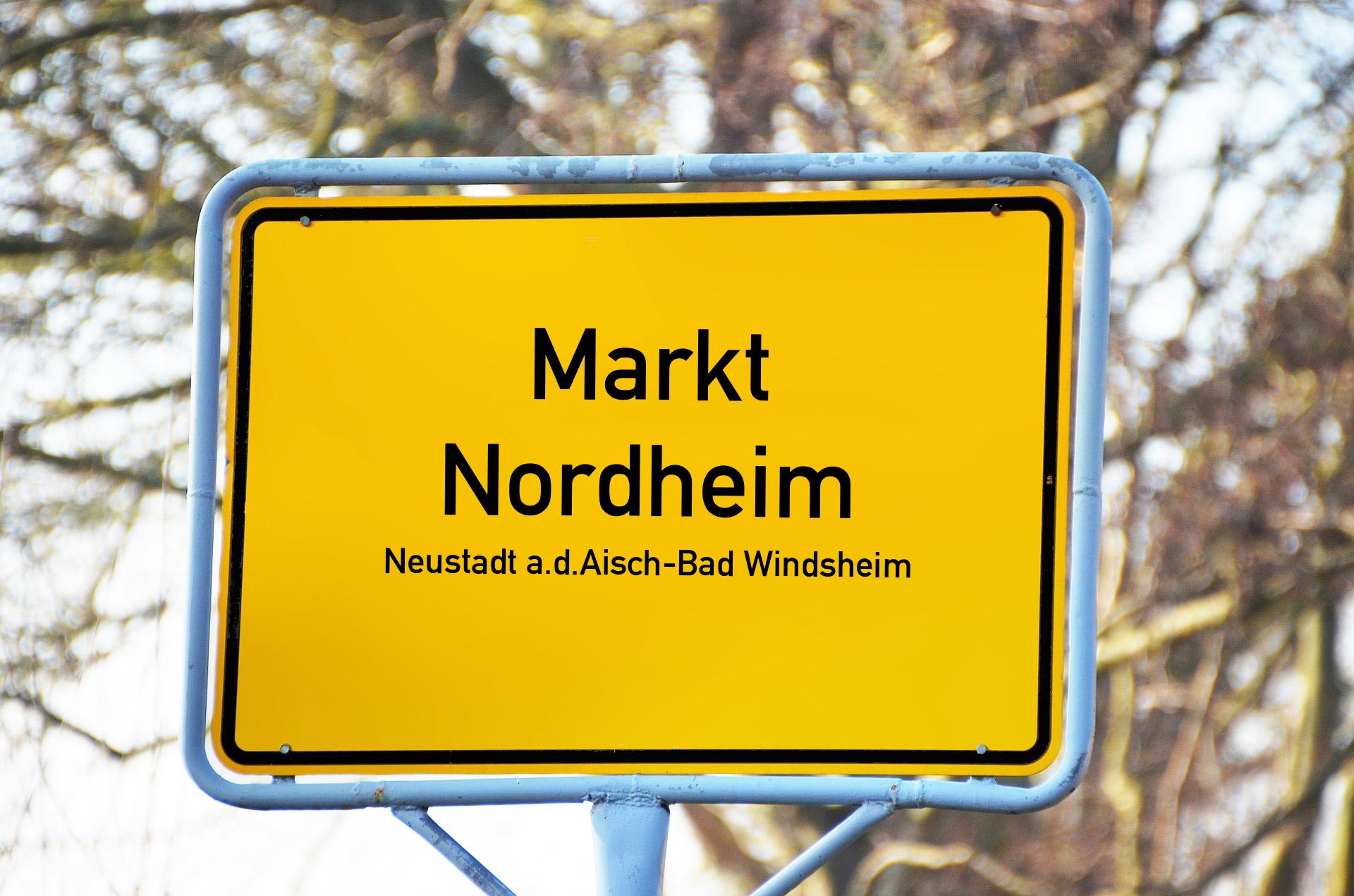 Ortsschild mit Aufschrift Markt Nordheim