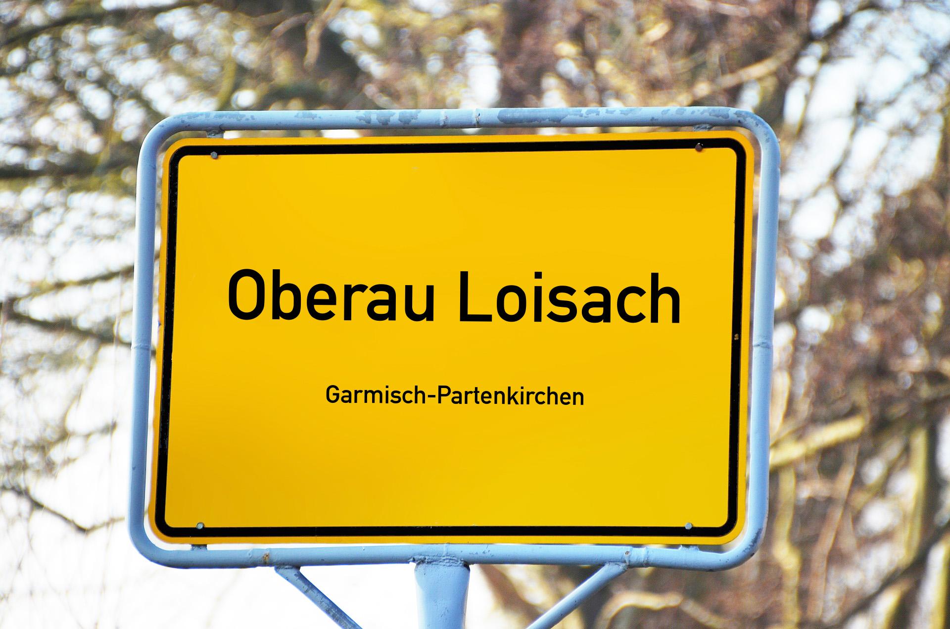 Ortsschild mit Aufschrift Oberau Loisach
