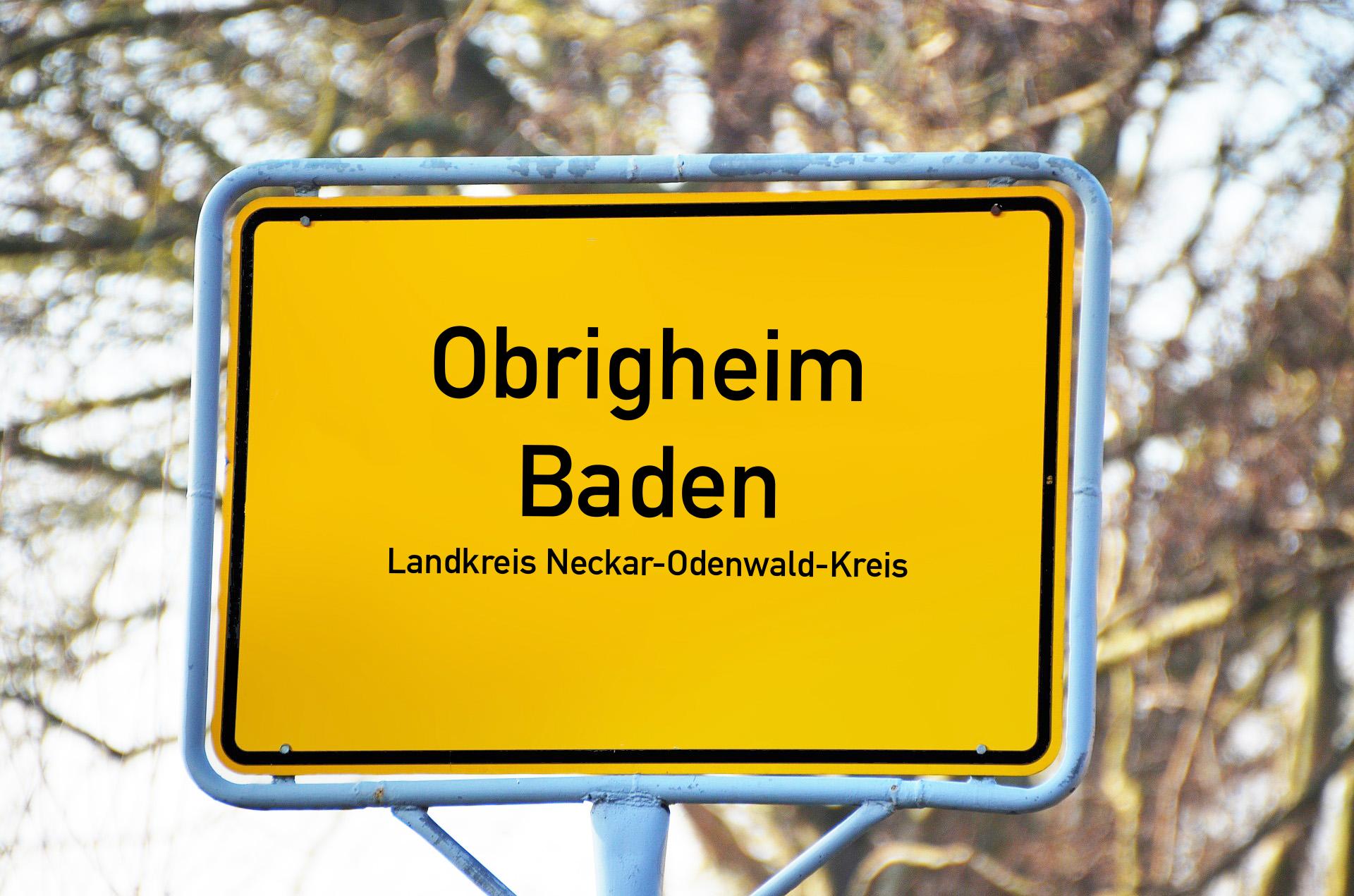Ortsschild mit Aufschrift Obrigheim Baden