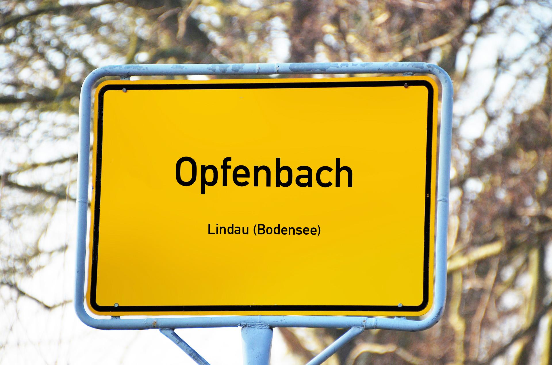 Ortsschild mit Aufschrift Opfenbach