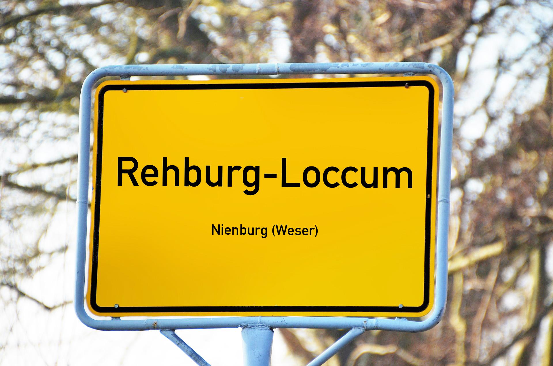 Ortsschild mit Aufschrift Rehburg-Loccum
