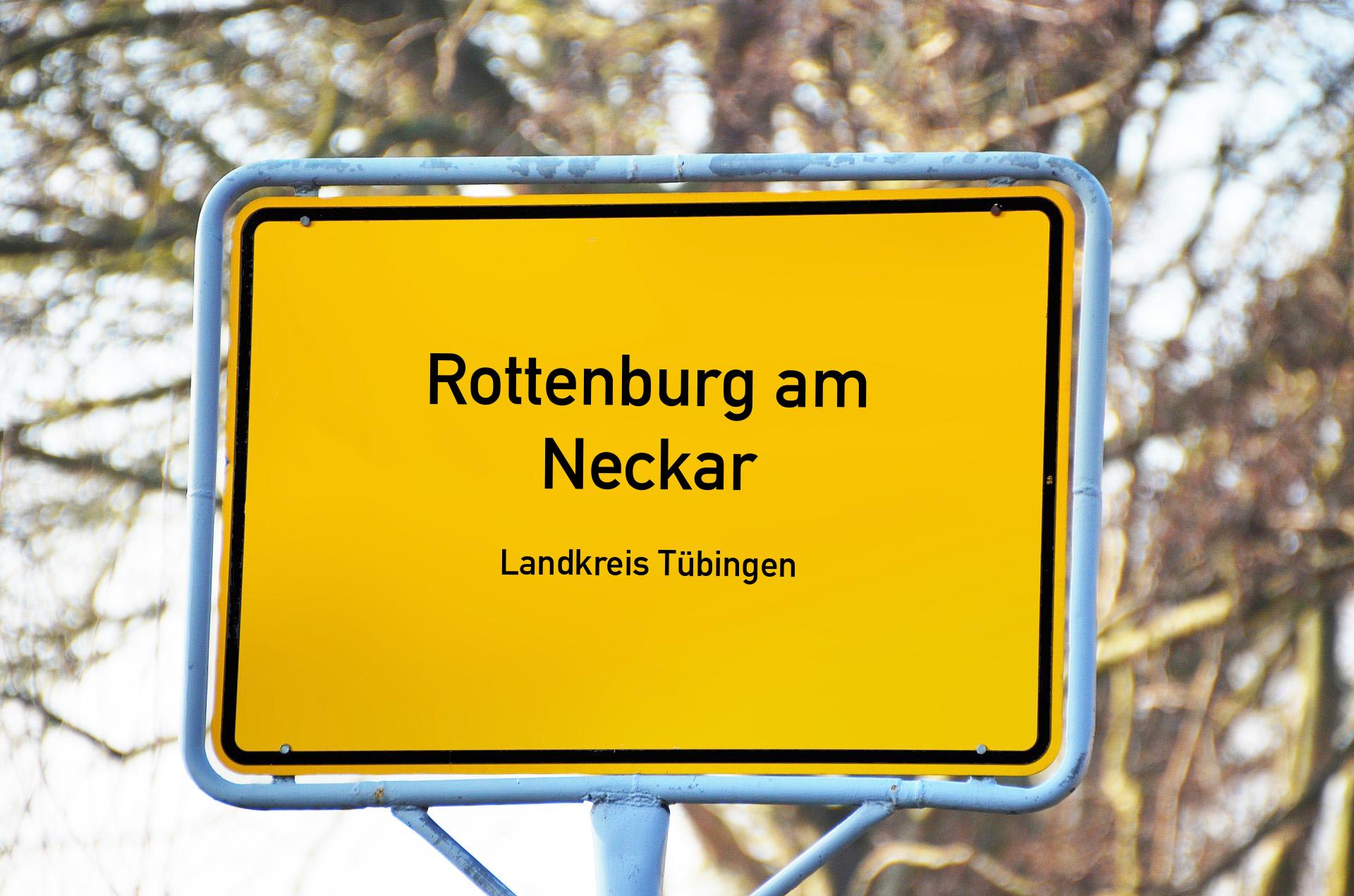 Ortsschild mit Aufschrift Rottenburg am Neckar