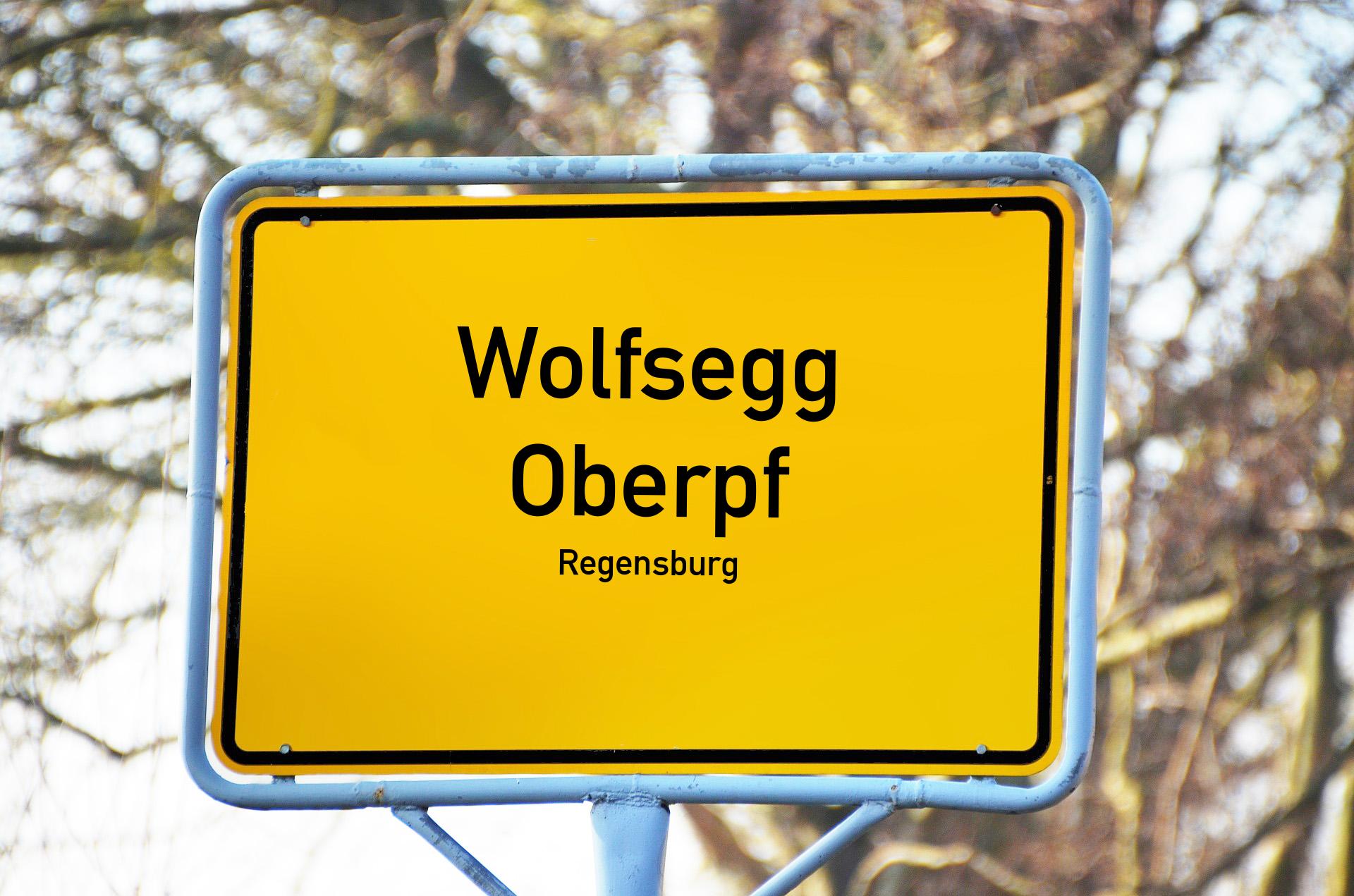 Ortsschild mit Aufschrift Wolfsegg Oberpf