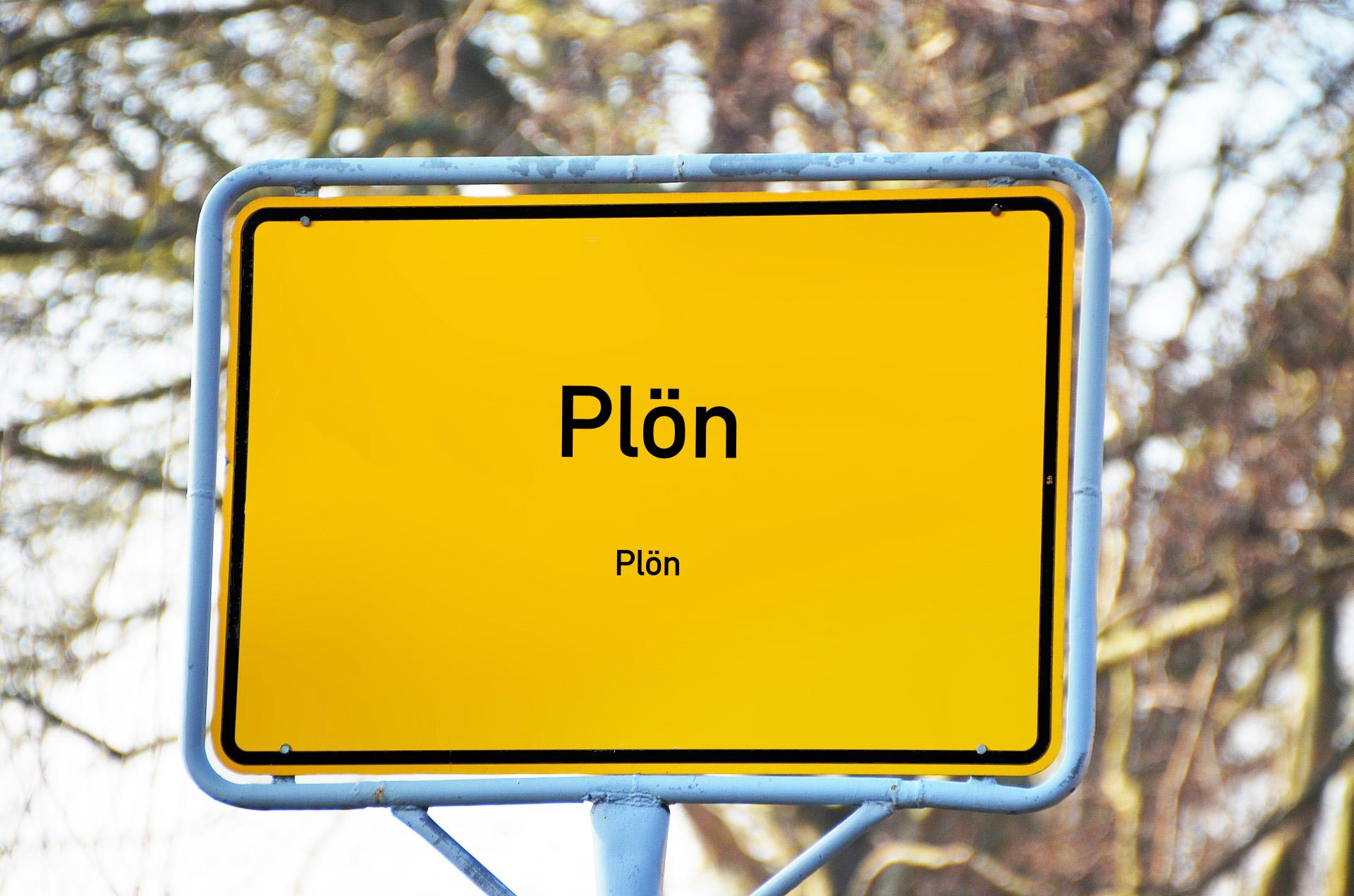 Ortsschild mit Aufschrift Plön