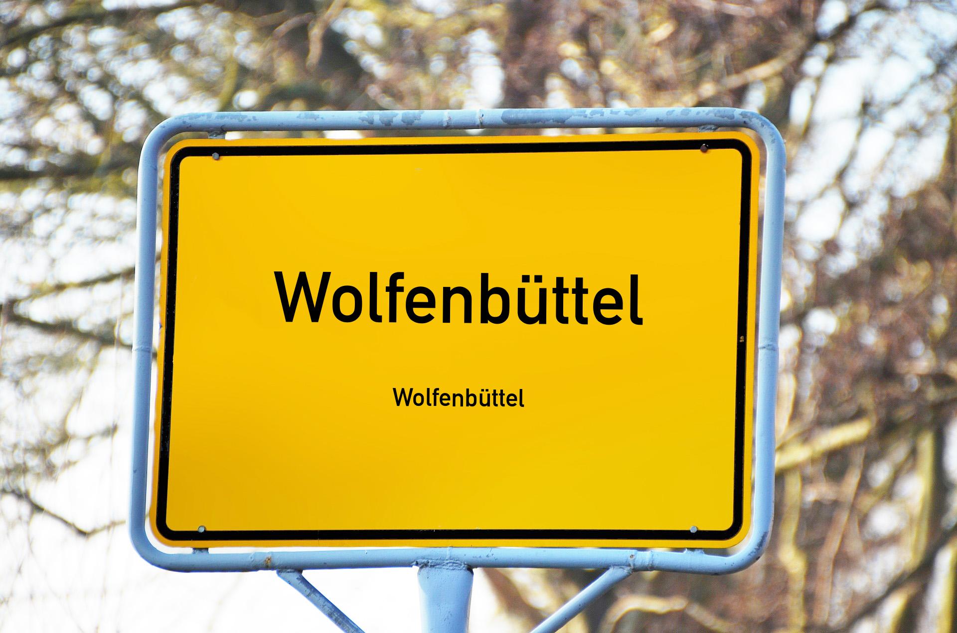 Ortsschild mit Aufschrift Wolfenbüttel