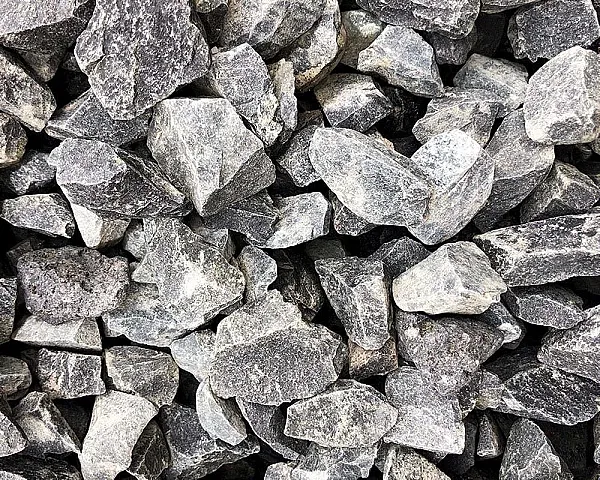 Basaltsplitt in verschiedenen Größen und Grautönen, angeboten von Hünten GmbH.