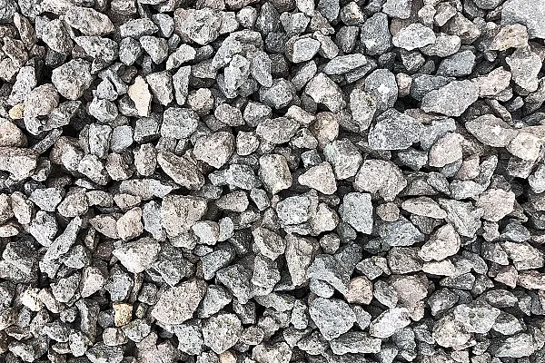 Runde, graue und braune Drainagekies-Steine in unterschiedlichen Größen, gleichmäßig verteilt.