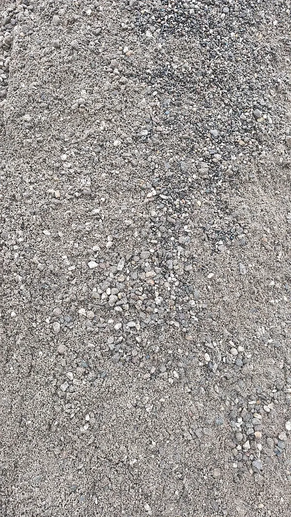 Haufen aus grobem Betonkies verschiedener Korngrößen von Hünten GmbH.