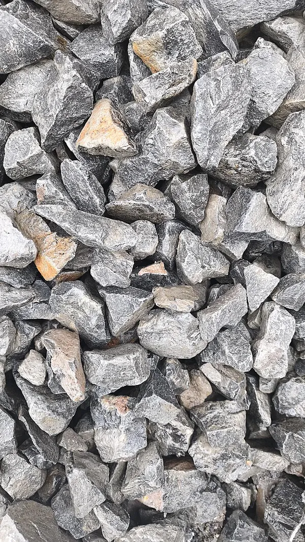 Haufen grauer Basaltschottersteine, verwendet im Bauwesen, von Hünten GmbH.