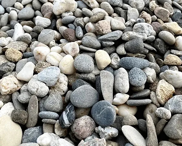 Verschiedene Größen und Farben von gewaschenem Rheinkies auf einem Haufen.