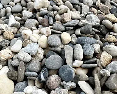 Verschiedene Größen und Farben von gewaschenem Rheinkies auf einem Haufen.