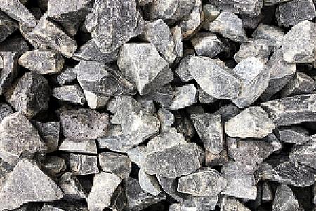 Basaltsplitt in unterschiedlichen Grautönen, bestehend aus scharfkantigen, unregelmäßig geformten Steinen.
