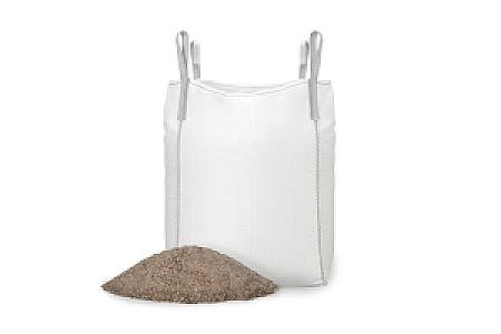 Weißer Big Bag mit Rheinsand gefüllt, daneben ein Sandhaufen. Marke: Entsorgen Versorgen.
