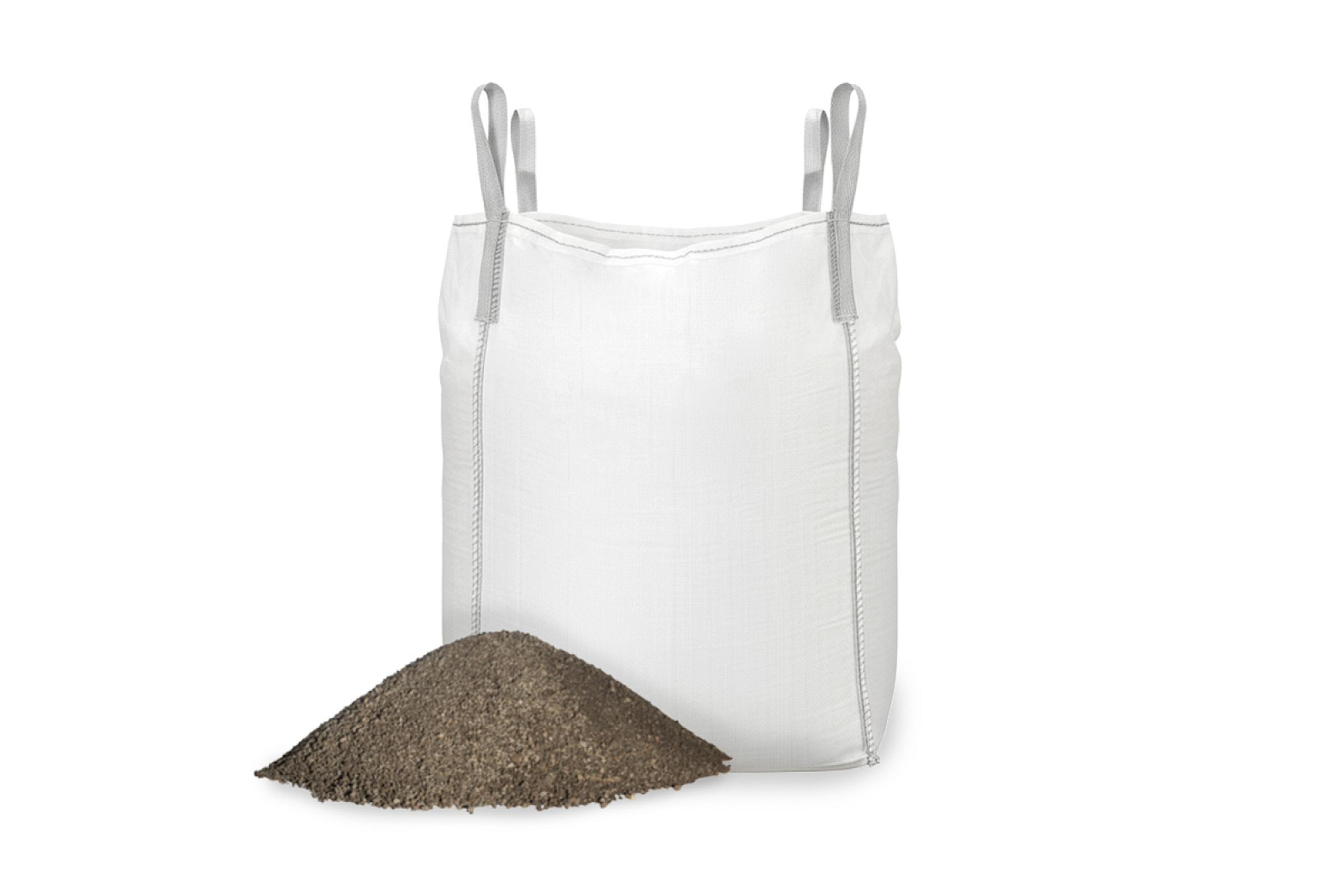 Bigbag gefüllt mit Brechsand, davor ein Sandhaufen; Produkt der Marke Entsorgen Versorgen.