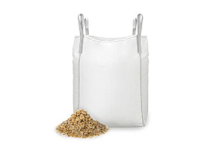 Großer weißer Big Bag mit einer kleinen Menge Quarzsand davor, Marke Entsorgen Versorgen.