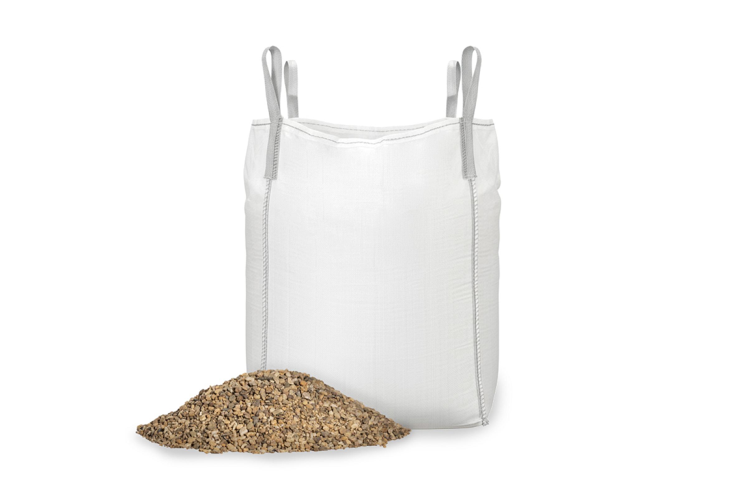 Großer, weißer Big Bag mit Drainagekies, daneben ein Haufen Kies, Marke Entsorgen Versorgen.