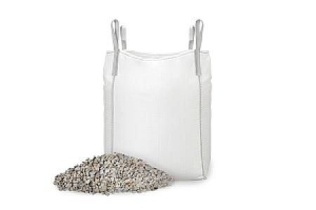 Big Bag mit Quarzkies gefüllt, vor weißem Hintergrund platziert. Produkt der Marke Entsorgen Versorgen.