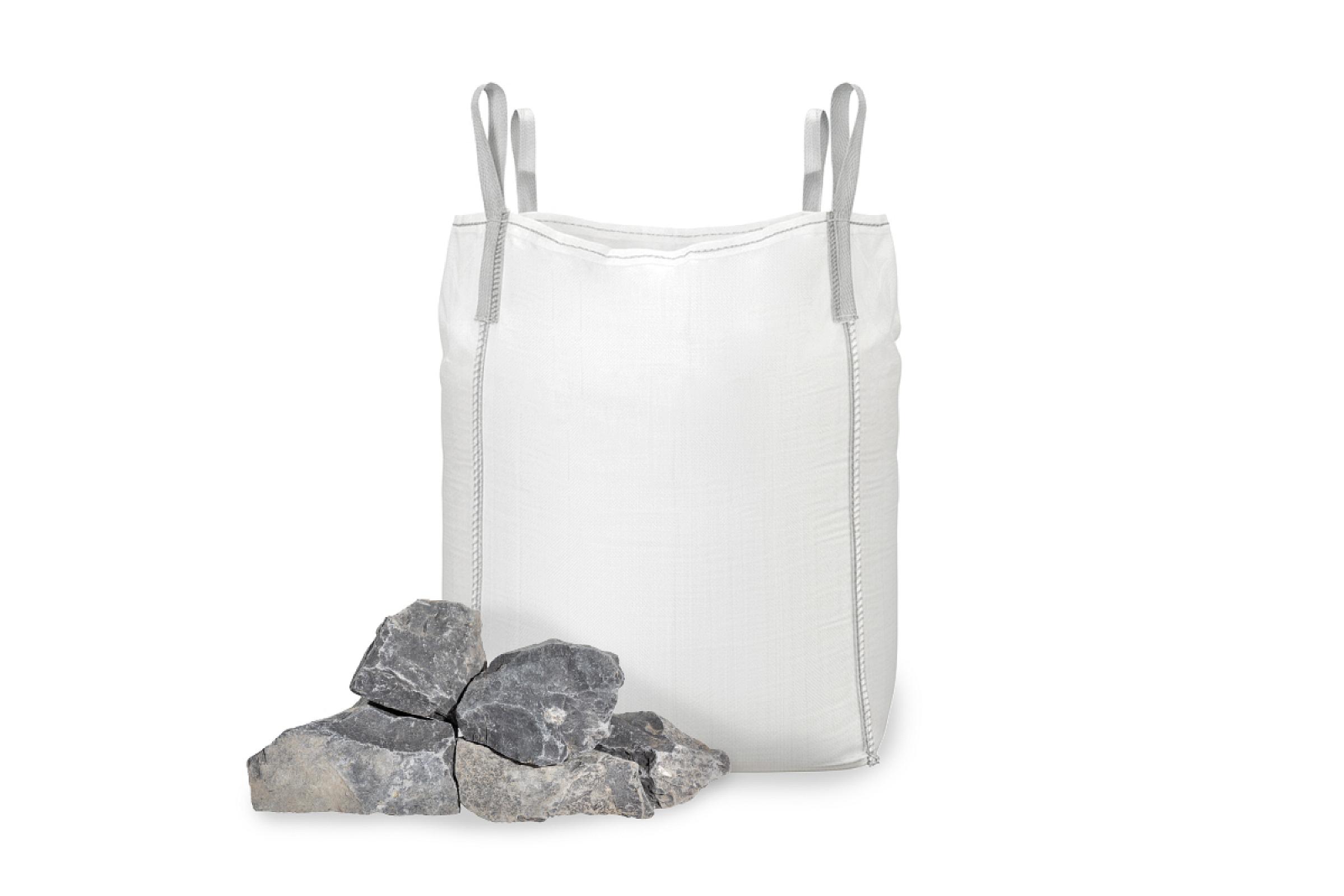 Basalt-Gabionensteine neben einem weißen Big Bag, präsentiert von Entsorgen Versorgen.