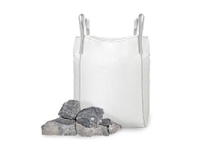 Basalt-Gabionensteine neben einem weißen Big Bag, präsentiert von Entsorgen Versorgen.