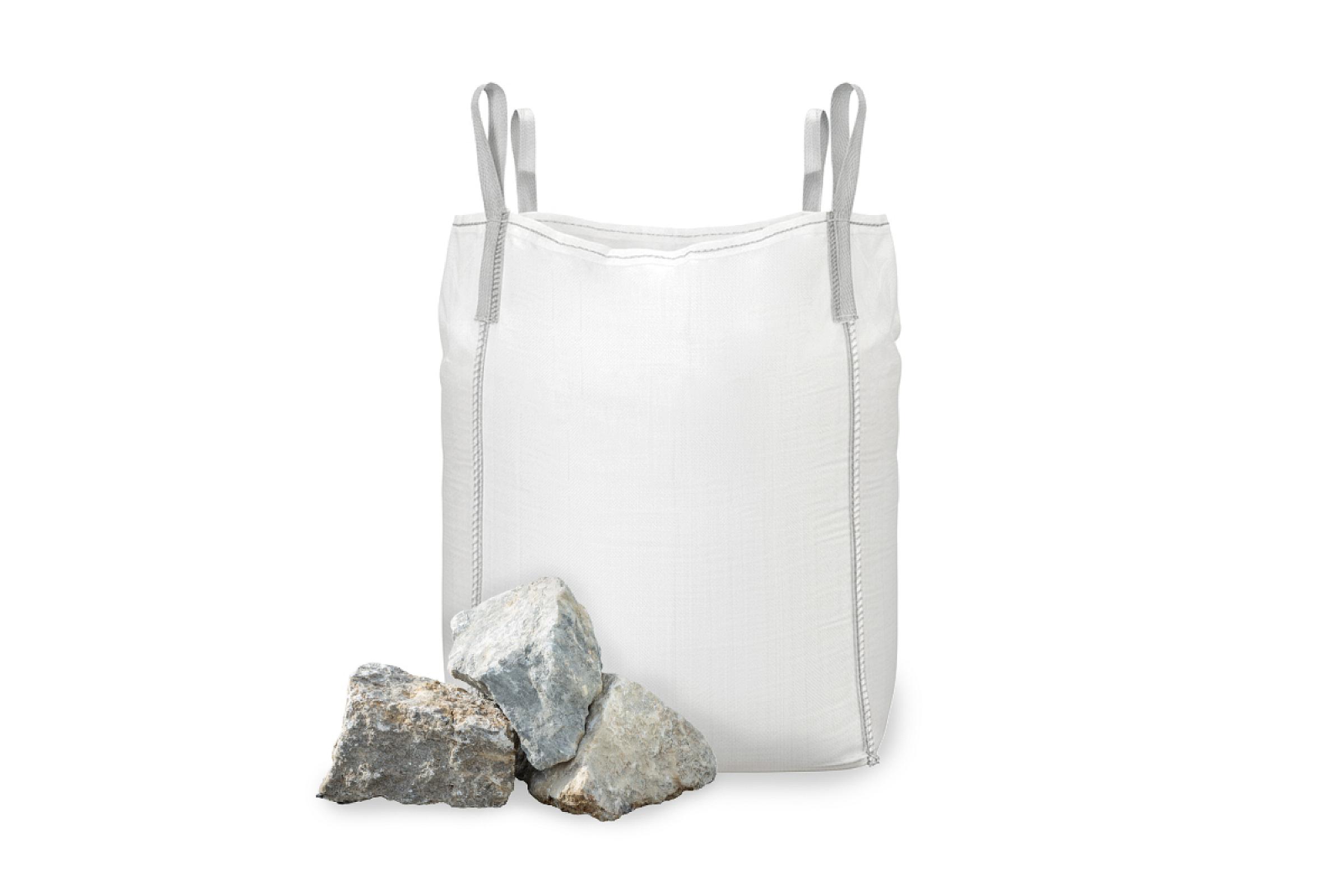 Bruchsteine aus Muschelkalk vor einem weißen Big Bag abgebildet.