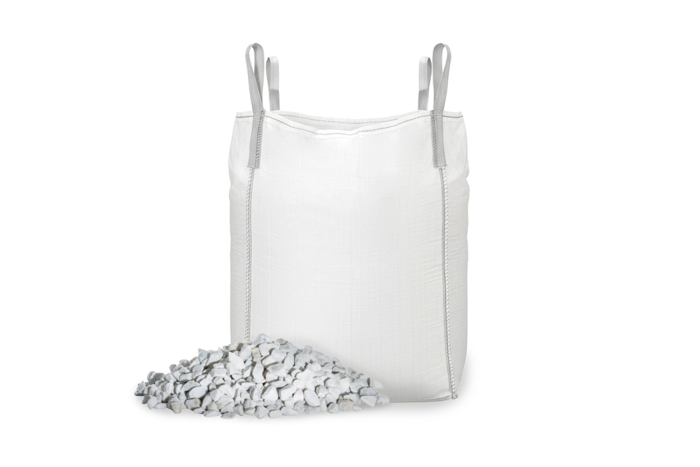 Big Bag mit Marmor-Splitt und daneben ein Haufen der Steine.