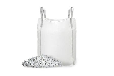 Big Bag mit Marmor-Splitt und daneben ein Haufen der Steine.