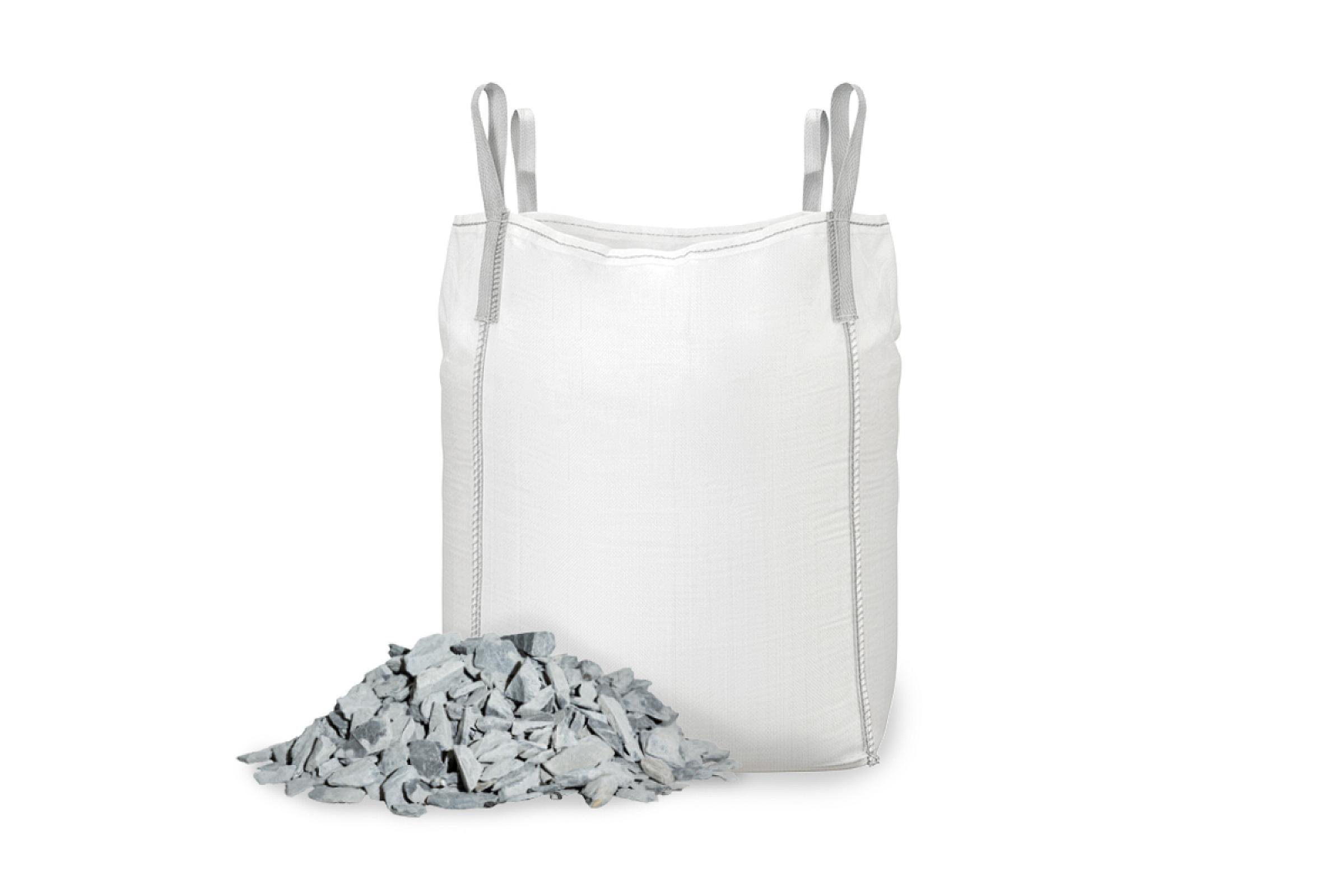 Big Bag mit Schiefer-Splitt und daneben ein Haufen Splitter, Marke Entsorgen Versorgen.