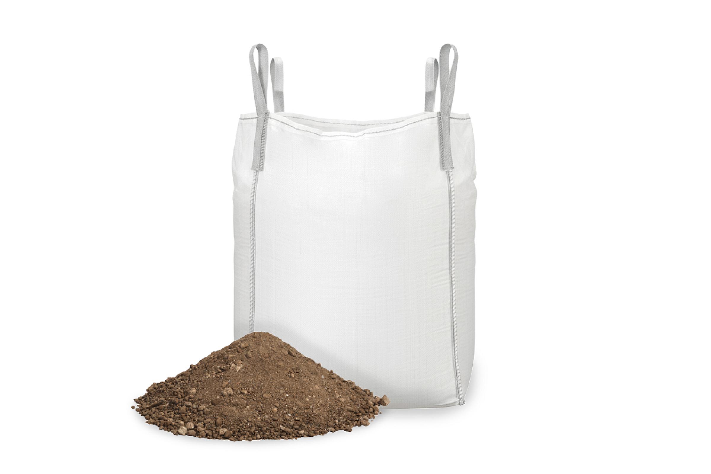 Gesiebter Mutterboden neben einem großen weißen Bigbag von Entsorgen Versorgen.