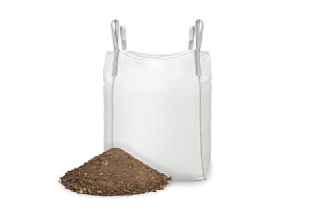 Gesiebter Mutterboden neben einem großen weißen Bigbag von Entsorgen Versorgen.