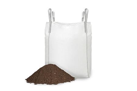 Pflanzsubstrat auf Boden neben weißem Big-Bag-Container.