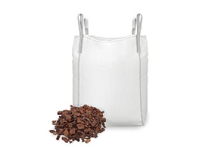Großer Big-Bag mit grobem Pinienmulch gefüllt, daneben eine Mulchansammlung auf weißem Hintergrund.