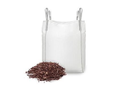 Großer weißer Sack Kiefernmulch neben einem kleinen Haufen Kiefernrindenmulch, Marke Entsorgen Versorgen.