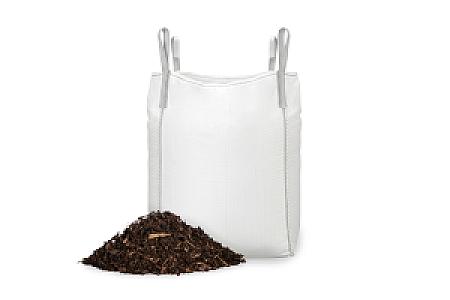 Rindenmulch fein in weißem Big Bag mit danebenliegendem Haufen, Marke Entsorgen Versorgen.