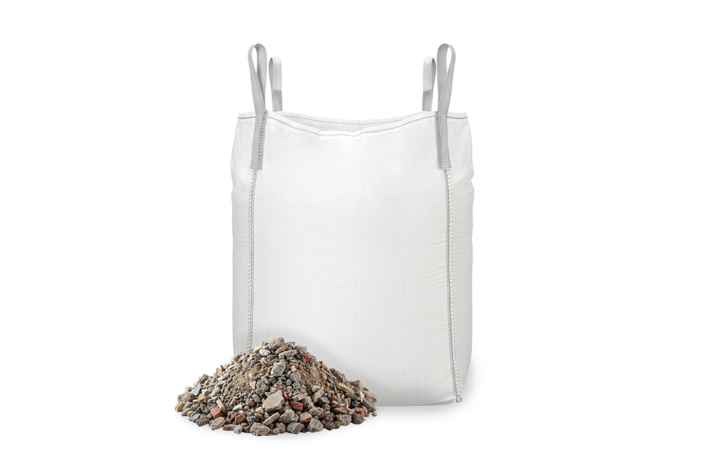 Großer weißer Big Bag mit RC-Recyclingschotter daneben, von Entsorgen Versorgen.