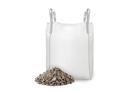 Großer weißer Big Bag mit RC-Recyclingschotter daneben, von Entsorgen Versorgen.