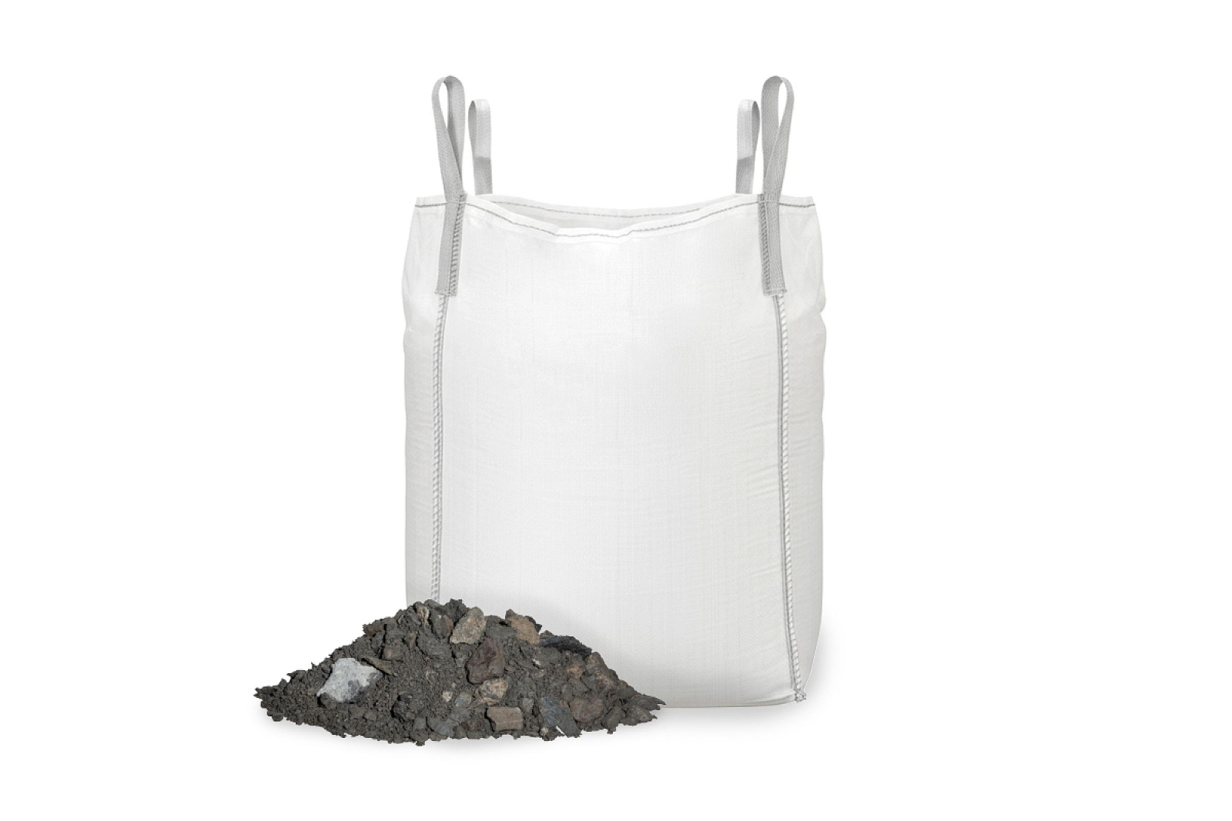 Großer weißer Big Bag mit einer kleinen Menge Mineralgemisch davor, Marke Entsorgen Versorgen.