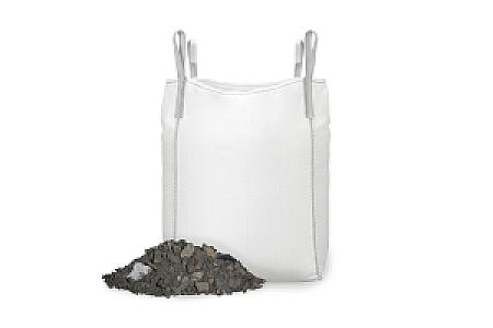 Großer weißer Big Bag mit einer kleinen Menge Mineralgemisch davor, Marke Entsorgen Versorgen.