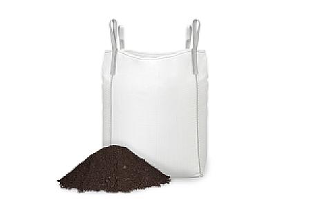 Großer weißer Bigbag mit Gartenerde, daneben aufgeschütteter Erdhaufen. Marke: Entsorgen Versorgen.