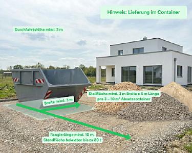Absetzcontainer für Fallschutz-Hackschnitzel vor einem modernen weißen Gebäude auf einer Schotterfläche.