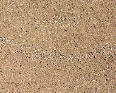 Natürlicher Betonkies mit feiner Kieselsteintextur, Sandfarbe; Produkt von Florikomp für Bau- und Gartenprojekte.