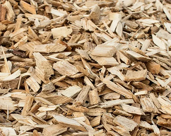 Holz-Hackschnitzel in verschiedenen Größen, geeignet als Fallschutzmaterial aus der Florikomp-Kollektion.