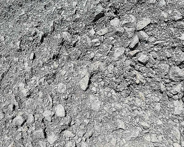 Haufwerk aus grobem Mineralgemisch, Frostschutz-Schotter der Marke Florikomp Erden & Substrate GmbH.
