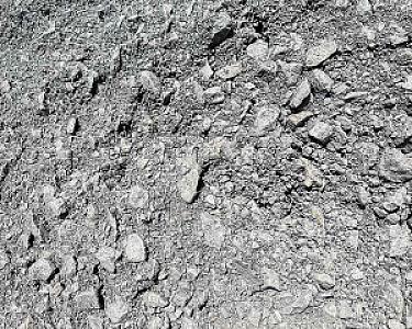 Haufwerk aus grobem Mineralgemisch, Frostschutz-Schotter der Marke Florikomp Erden & Substrate GmbH.